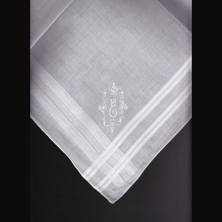 Eastern Sunrise Lace And Linens Inc. - Vente Mouchoir en tissu – homme - Mouchoir vintage brodé à la main en madère avec initiales homme5