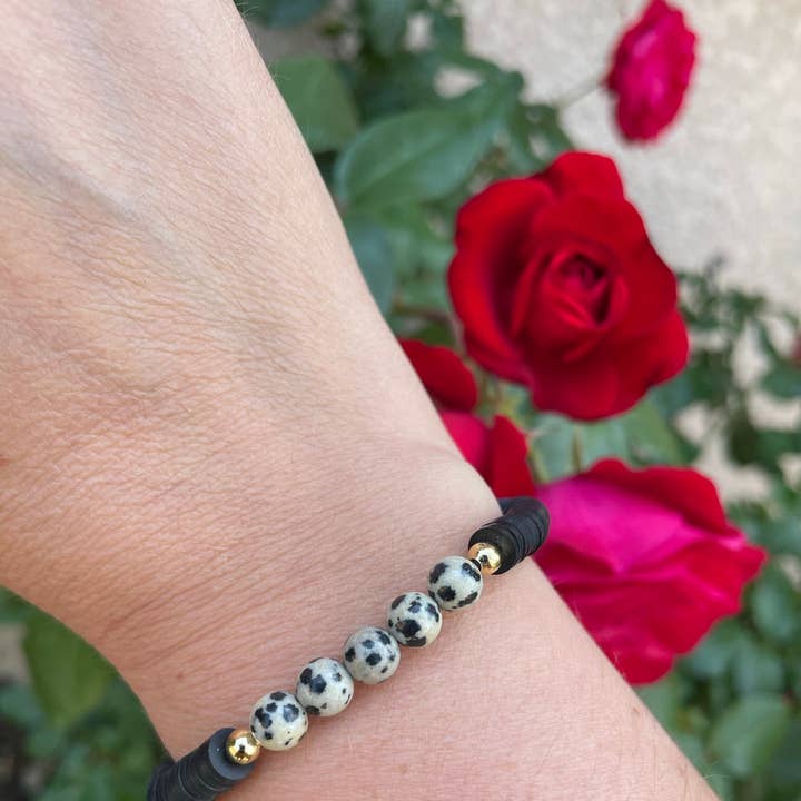 Elastisk litoterapi armbånd i dalmatiske jaspis og Heishi perler, Made in France for engroshandel hos Boutique Bohème