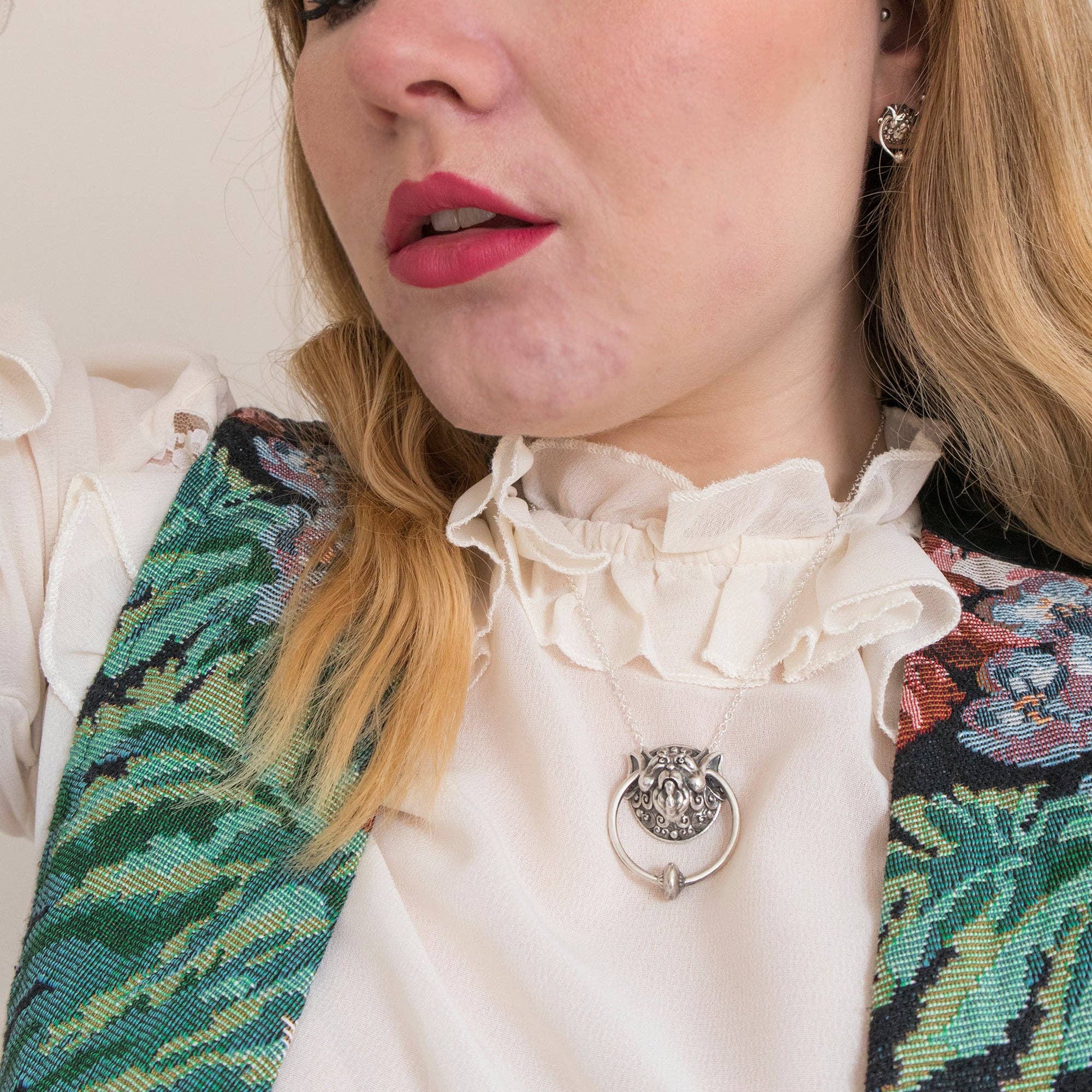 LICENSED TO CHARM – Engroshandel Halskæde med vedhæng – Labyrinten højre dør Knocker halskæde2