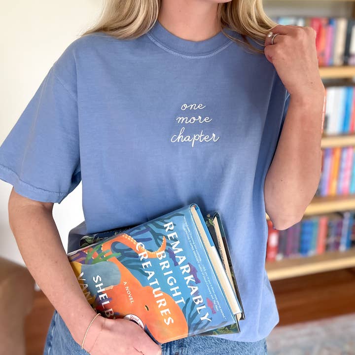 T-shirt brodé Un chapitre de plus pour la vente par The Bookish Goods