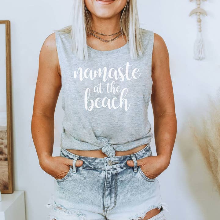Débardeur Femme Namaste at the Beach – T-shirt d'été pour la vente par Stiles Tee Co.
