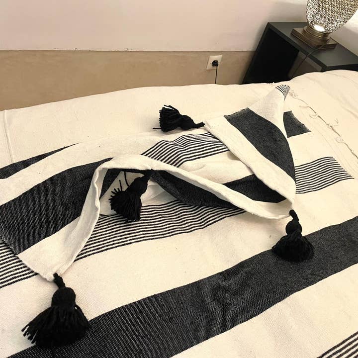 Couverture rayée tissée à la main avec pompons bleu foncé for wholesale by LeBazare