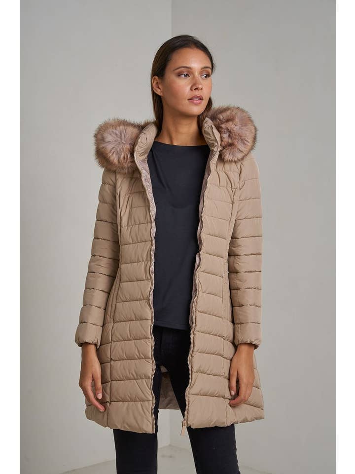 Attrait Paris – Großhandel Pufferjacke – Damen – Lange gesteppte Daunenjacke mit Fell an der Kapuze
