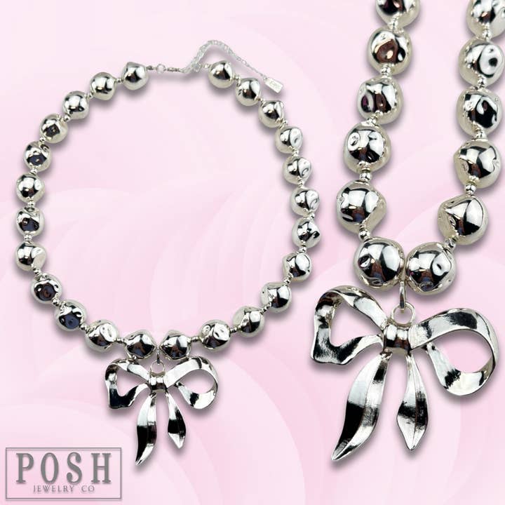 Collier pendentif grand nœud pour la vente par Pink Panache Brands