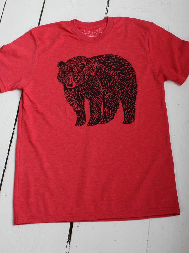 T-shirt en forme d'ours biologique pour enfant en rouge - Matières douces recyclées pour la vente par Hearth and Harrow
