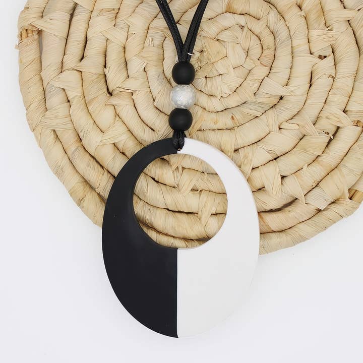 Pendentif Ovale Victoria Noir Blanc pour la vente par Sylca Designs