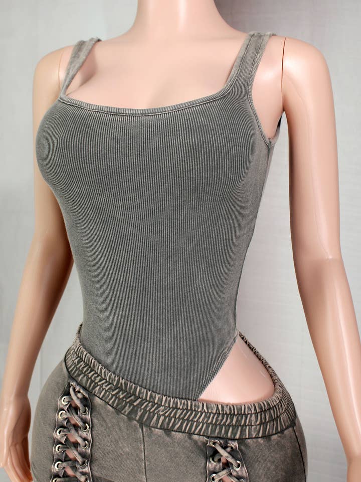 SET MET BODYSUIT EN KORTE VETERS IN MINERAALWAS voor wholesale door New Trend On