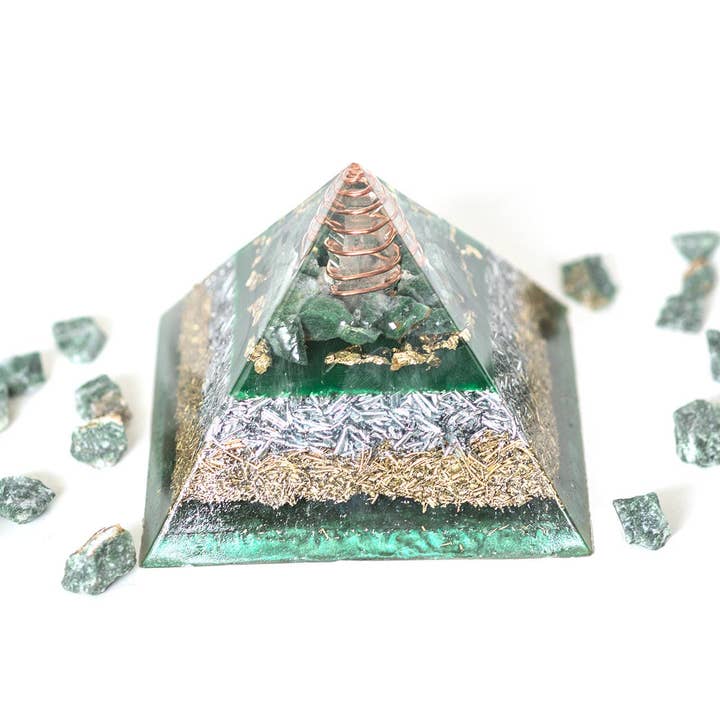 Spirit Elevations - Venta al por mayor Piedras/cristales espirituales - Serie grande de metatron piramidal Orgonite® con aventurina verde, chakra del corazón