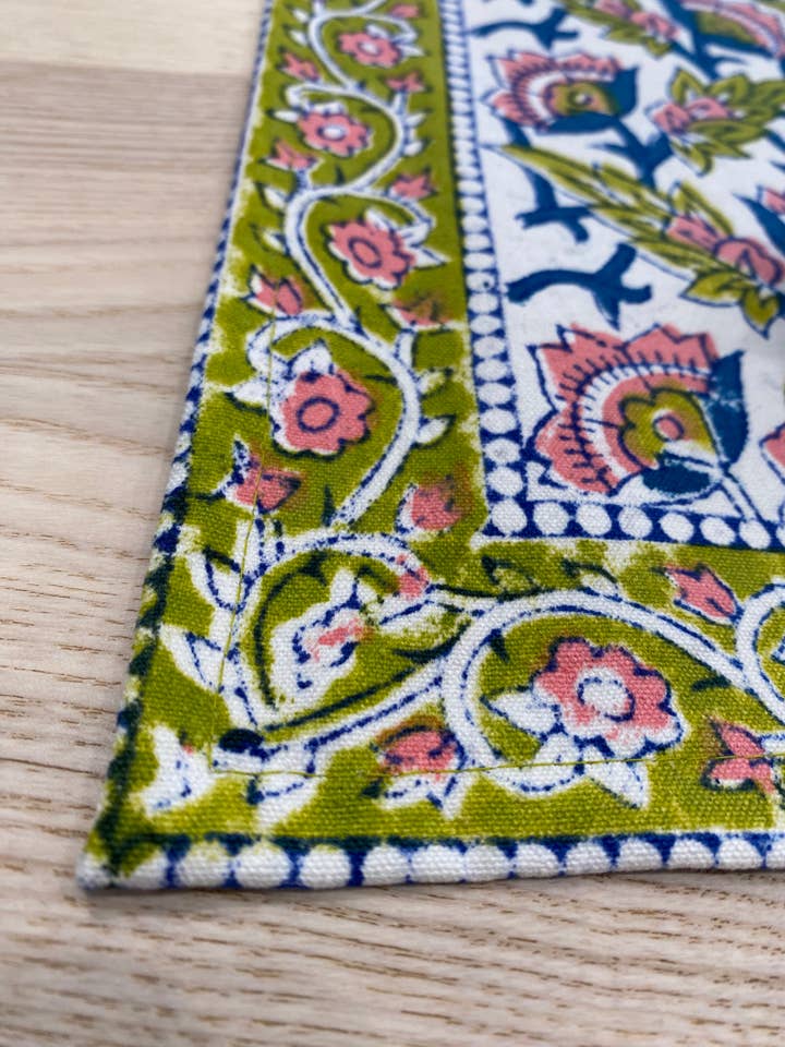 Set med 2 bordstabletter och 2 servetter med gröna och rosa blommor för wholesale av Tagala Home