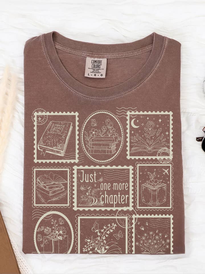 Apenas Mais Um Capítulo - T-Shirt Literária por atacado de Curly Tailed Designs