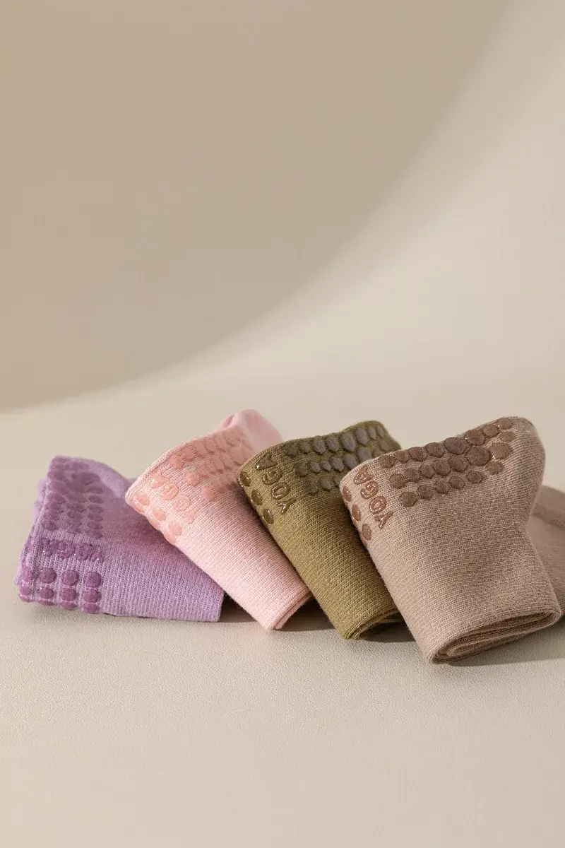 Mescola 9 colori Calze antiscivolo per yoga e pilates in vendita all'ingrosso su Faire3