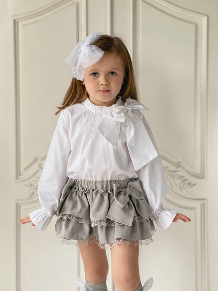 Pince à cheveux Chloe White Pearl en tulle pour la vente par Innocent Ivy