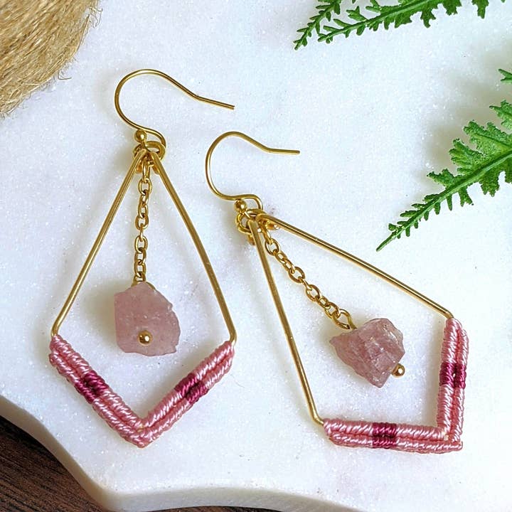 Orecchini in quarzo fragola, orecchini rosa Barbie per la vendita all'ingrosso da parte di Hang Loose Creations