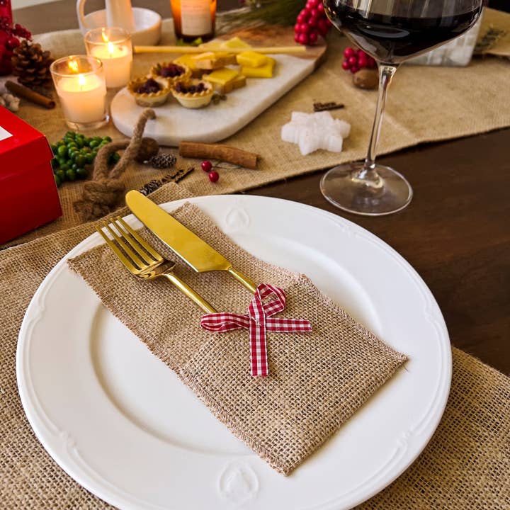 Uniq Favors - Venta al por mayor Caminos de mesa - Porta cubiertos de arpillera con lazo festivo para decoración navideña2