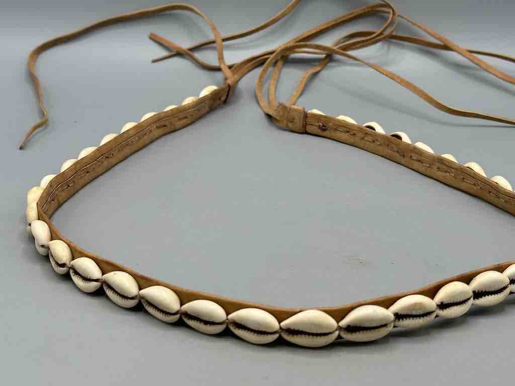 The Niger Bend – Großhandel Gürtel – Damen – Schmaler afrikanischer Krawattenverschluss aus echtem Kaurimuschelleder39