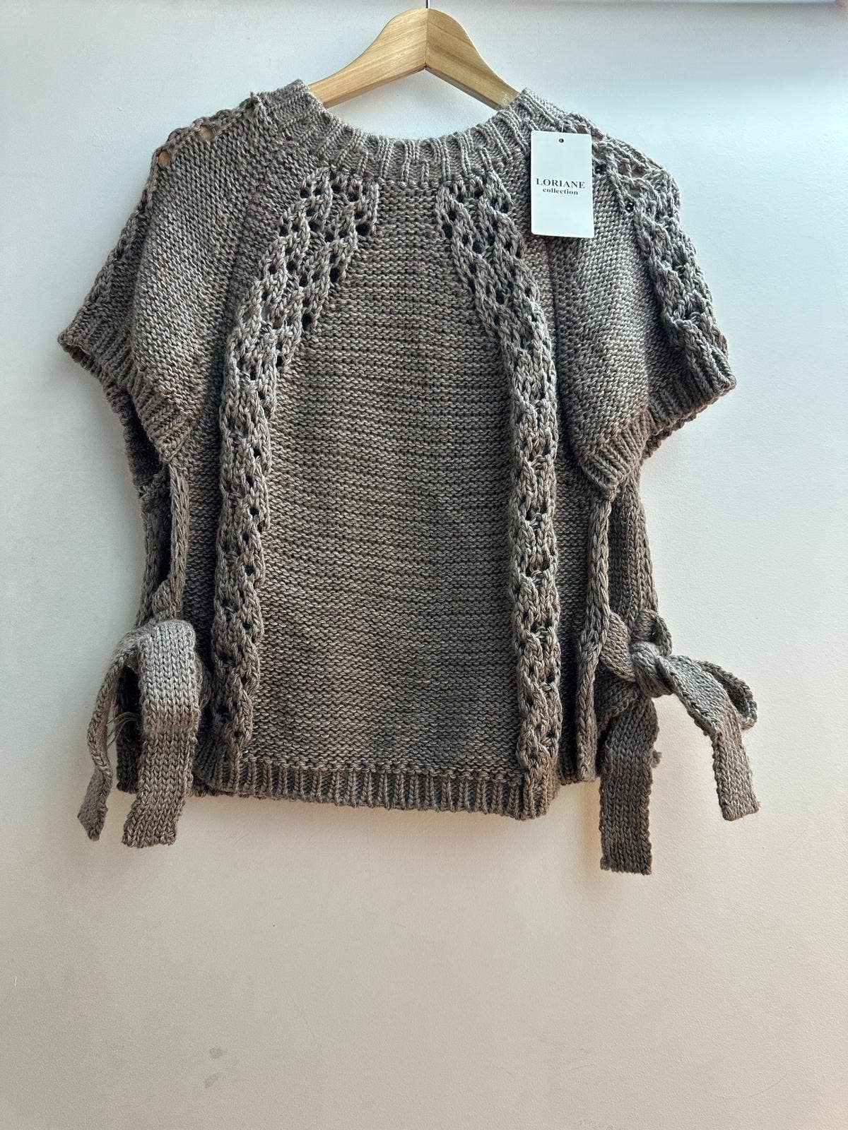 LORIANE - Vente Pull en maille – femme - 129 Pull Gilet/Ponchos
Deux nœuds à faire sur le côté1