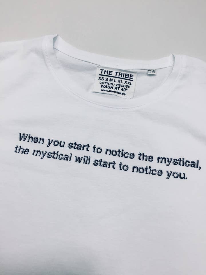 Un T. mystique pour la vente par THE TRIBE BERLIN