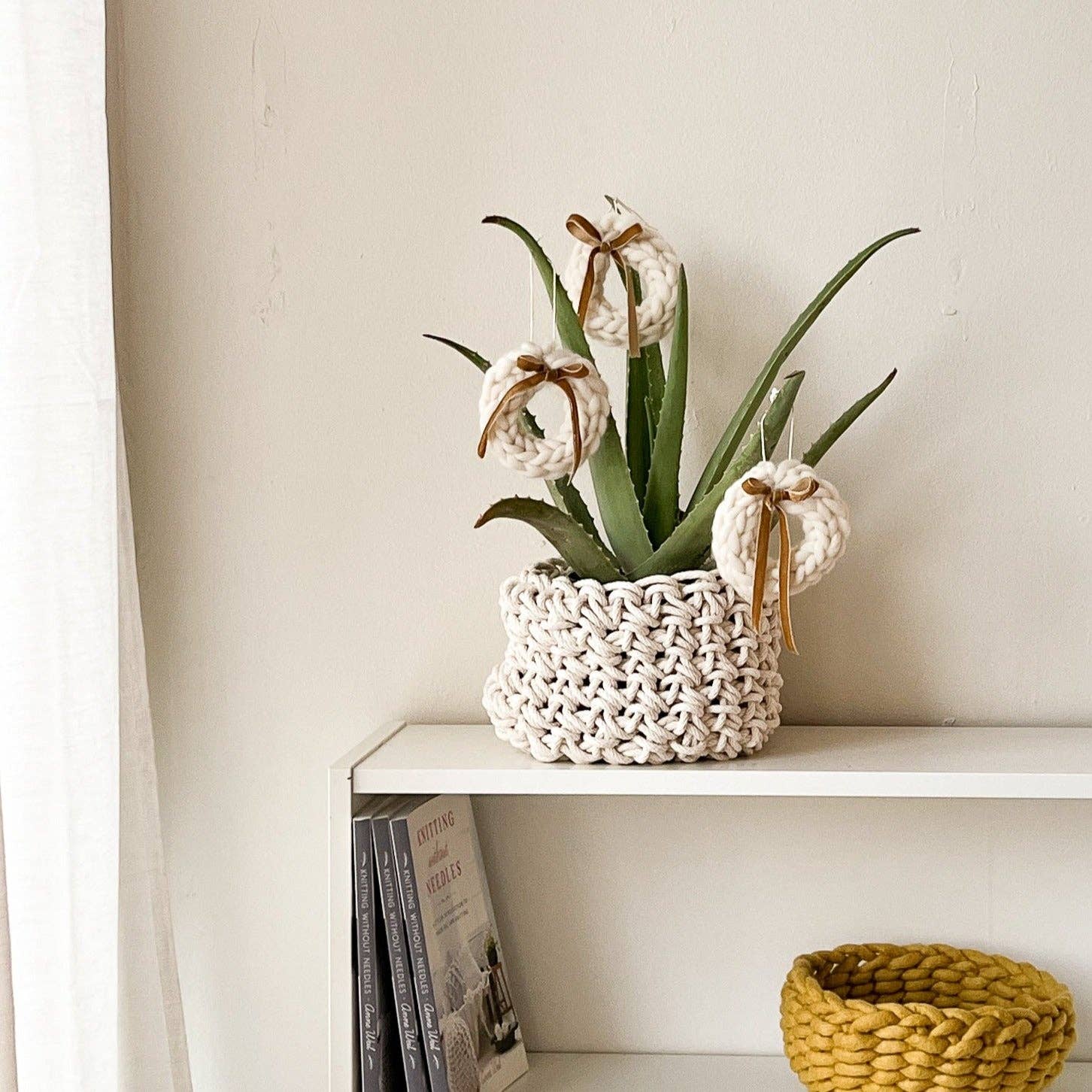 Flax & Twine – wholesale DIY-pysselkit – Holiday Wooly Wreath Ornament Kit (gör 5)7