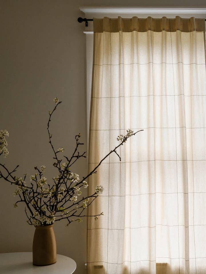 Panneau de rideau brodé à motif quadrillé pour la vente par Anchal