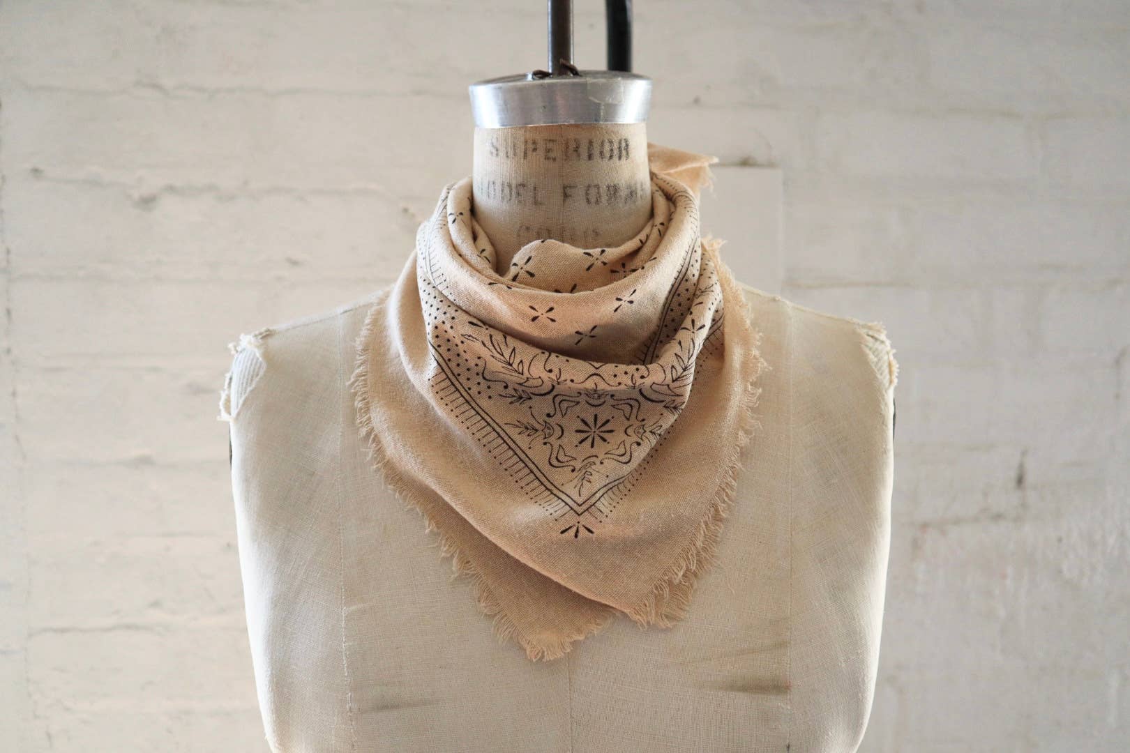 Eco Raw Studio – Großhandel Bandana – Damen – Oatmeal Classic Print natürlich gefärbtes rohes Seiden-Bandana – schwarze Tinte1