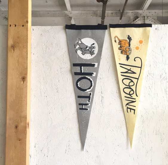 Frog & Toad Press – Großhandel Wandteppich/-tuch – Tatooine Wimpel2