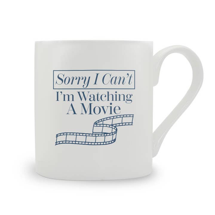 Förlåt, jag kan inte, jag tittar på en film — mugg i benporslin för wholesale av Stubbs Mugs