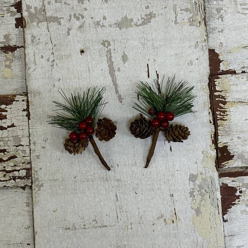 KMI International Corp. - Wholesale Kerstdecoratie - PLUK VAN DENNENAPPEL EN RODE BESSEN, 10 CM1