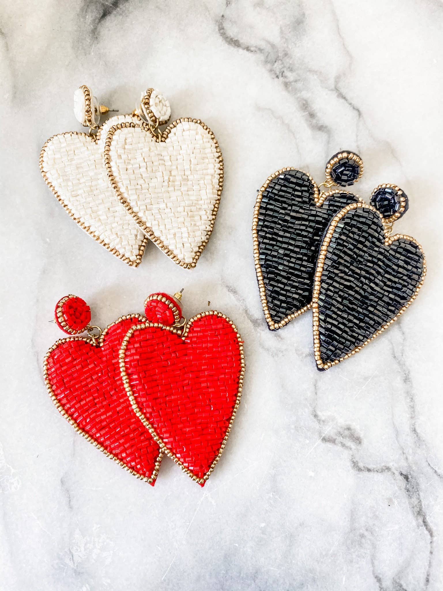 Brookhaven Baubles - Venta al por mayor Pendientes colgantes - Pendientes en forma de corazón con cuentas blancas y perlas con detalles dorados2