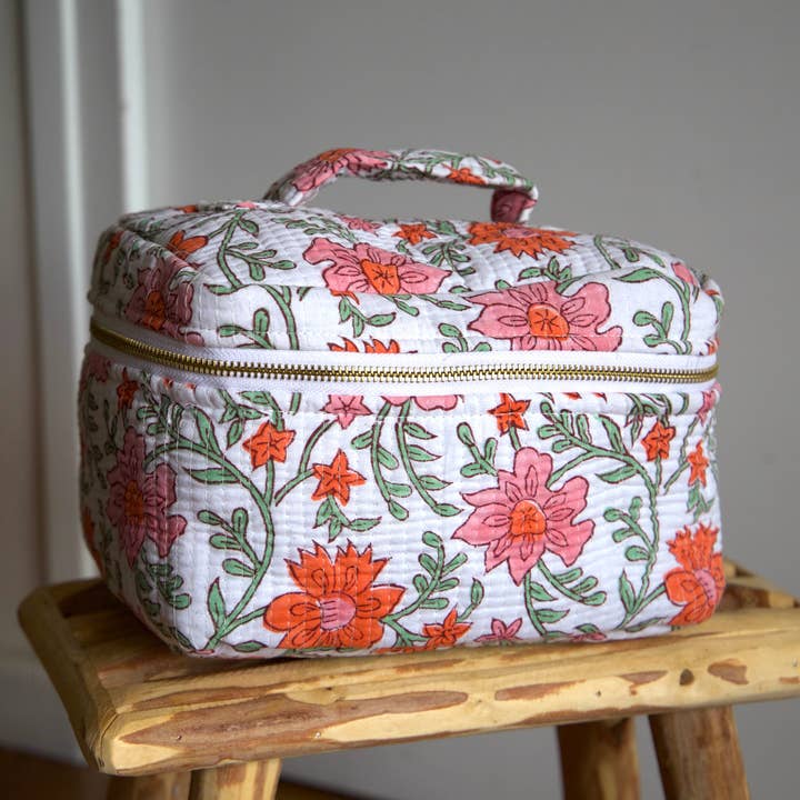 Vanity - großer Kulturbeutel mit orangefarbenen Blumen für den Großhandel von Indie Corner
