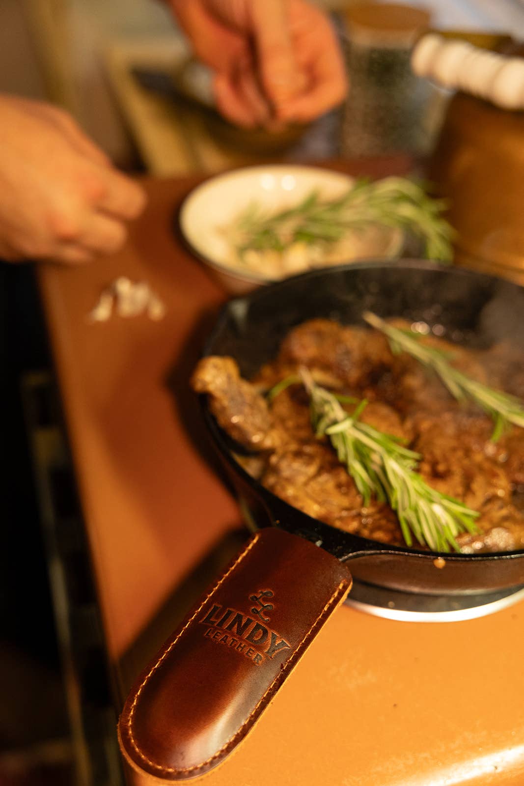 Lindy Leather – Engroshandel Støbejernspande – Læderhåndtagsovertræk til støbejern11