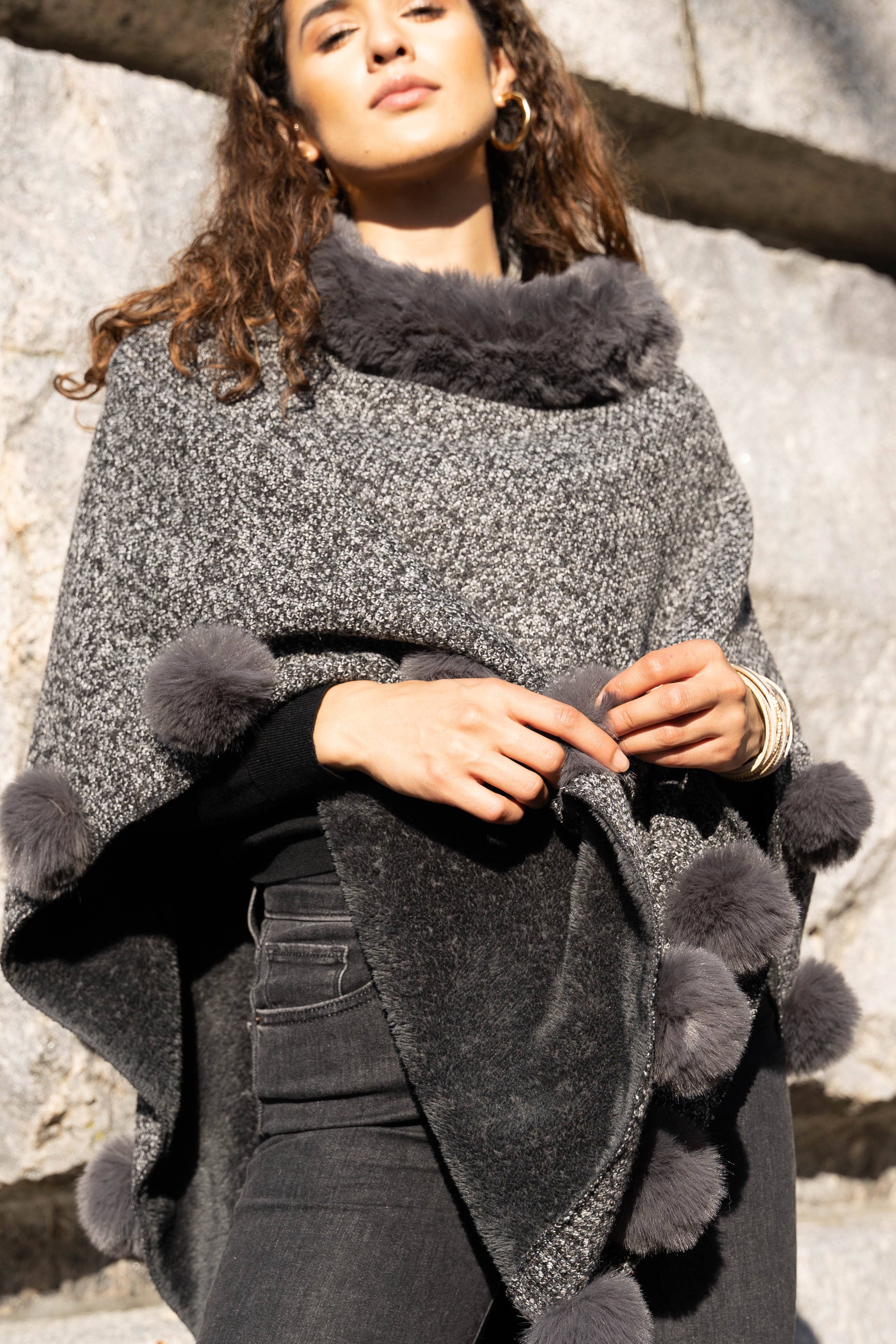 SAACHI - Wholesale Poncho - Dames - Posey Fur Pomponponcho13