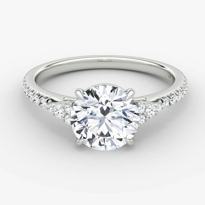 Bague de fiançailles en or jaune avec diamant rond brillant et cathédrale à grappes latérales pour la vente par Caratina