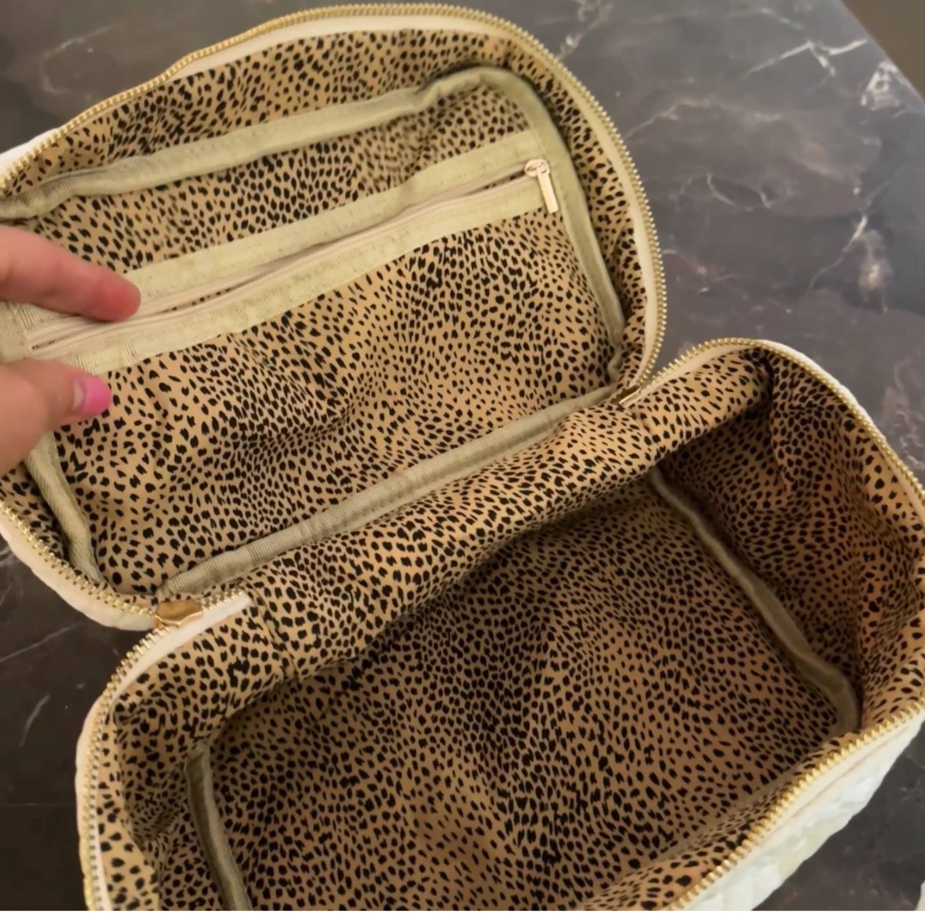 Ellison+Young - Vendita all'ingrosso Borsa per trucchi/cosmetici - Astuccio da toeletta in velluto trapuntato – Borsa cosmetica spaziosa d'ispirazione vintage con manico e cerniere con tiralampo gioiello2