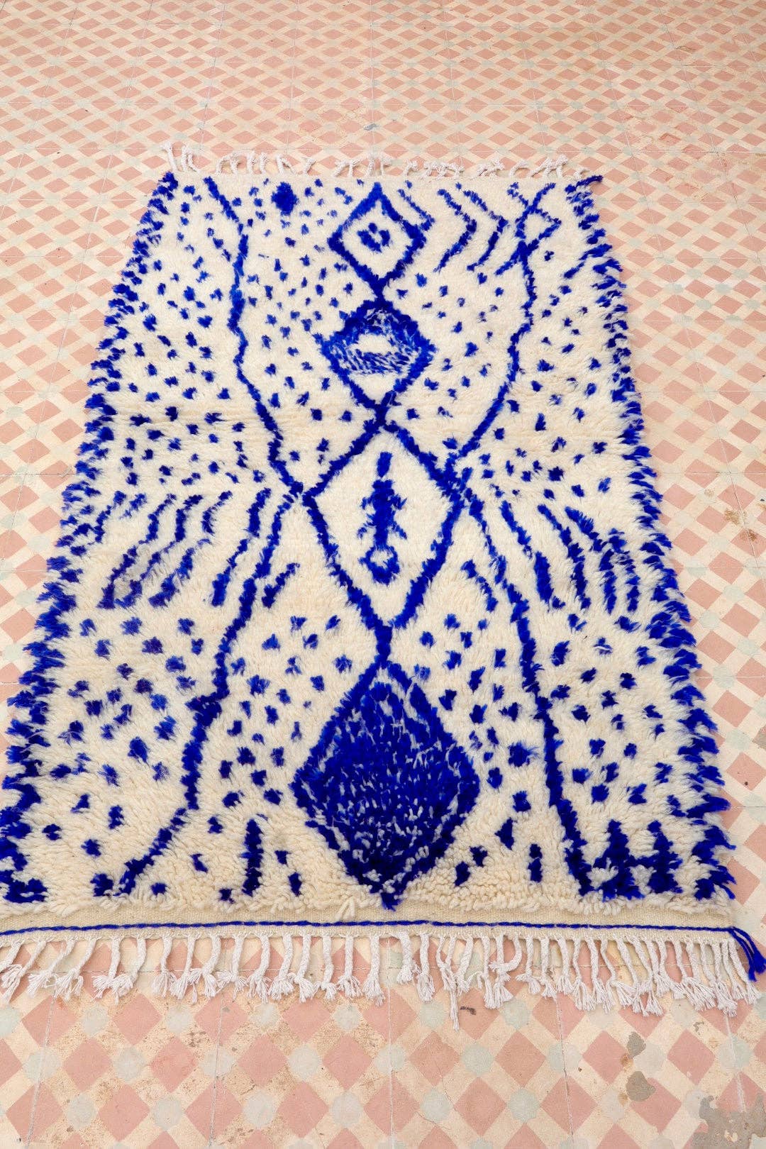 Néda - Wholesale Area Rug - Colorful Berber Rug Azilal White Klein Blue Patterns - 165 x 98 cm1