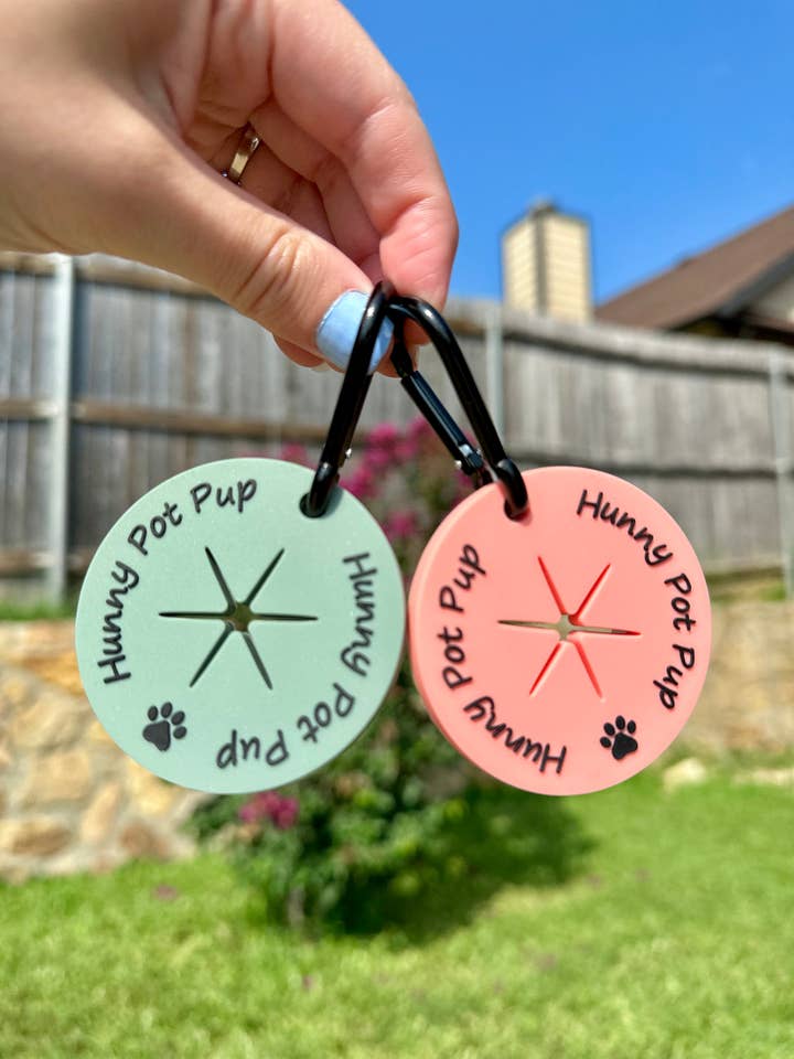 Porte-sacs "Pooh" pour la vente par Hunny Pot Pup LLC