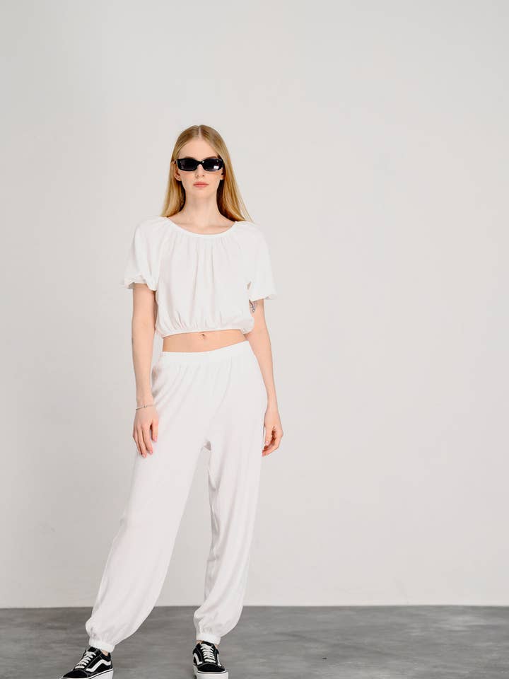 Løs todelt sæt i mælkehvid for engroshandel hos Azuri Fashion Group