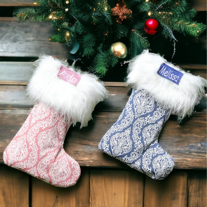 Kerstsok Roze, Marineblauw, Harige Bont-Naam, Damast voor wholesale door CocoMiaDesign