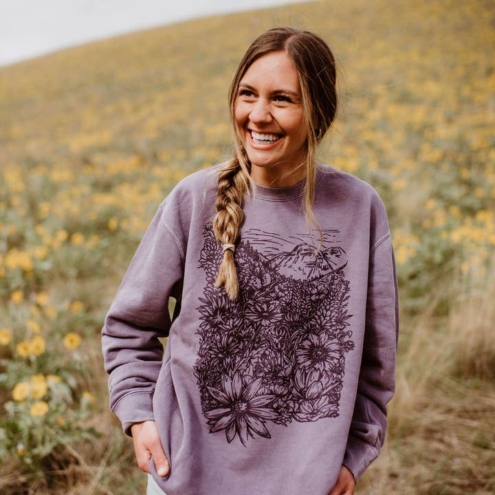 Pull unisexe Flower Meadow - Pigment Plum pour la vente par The Montana Scene