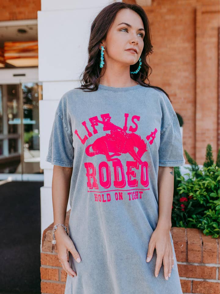 Abito T-shirt floccato con lavaggio minerale MK350 - Grigio/Rosa per la vendita all'ingrosso da parte di Merigold Kiss