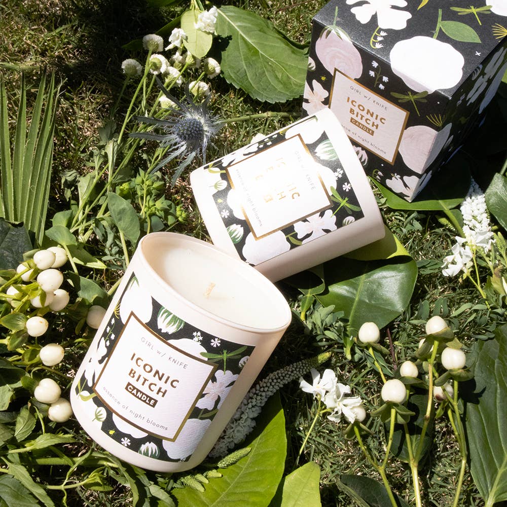 Girl w/ Knife – Großhandel Kerze im Glas / gefüllte Kerze – Iconic Bitch Candle — Essence of Night Blooms (Soja-Kokosnuss)4