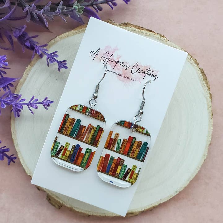 Boucles d'oreilles Squoval en acrylique Book pour la vente par A Glamper's Creations LLC
