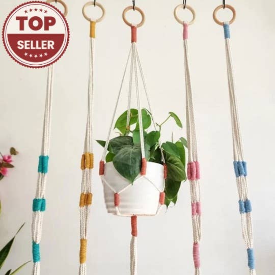Farvet blok makramé planteophæng, håndlavet planteaccessory for engroshandel hos Handmade By Uruba