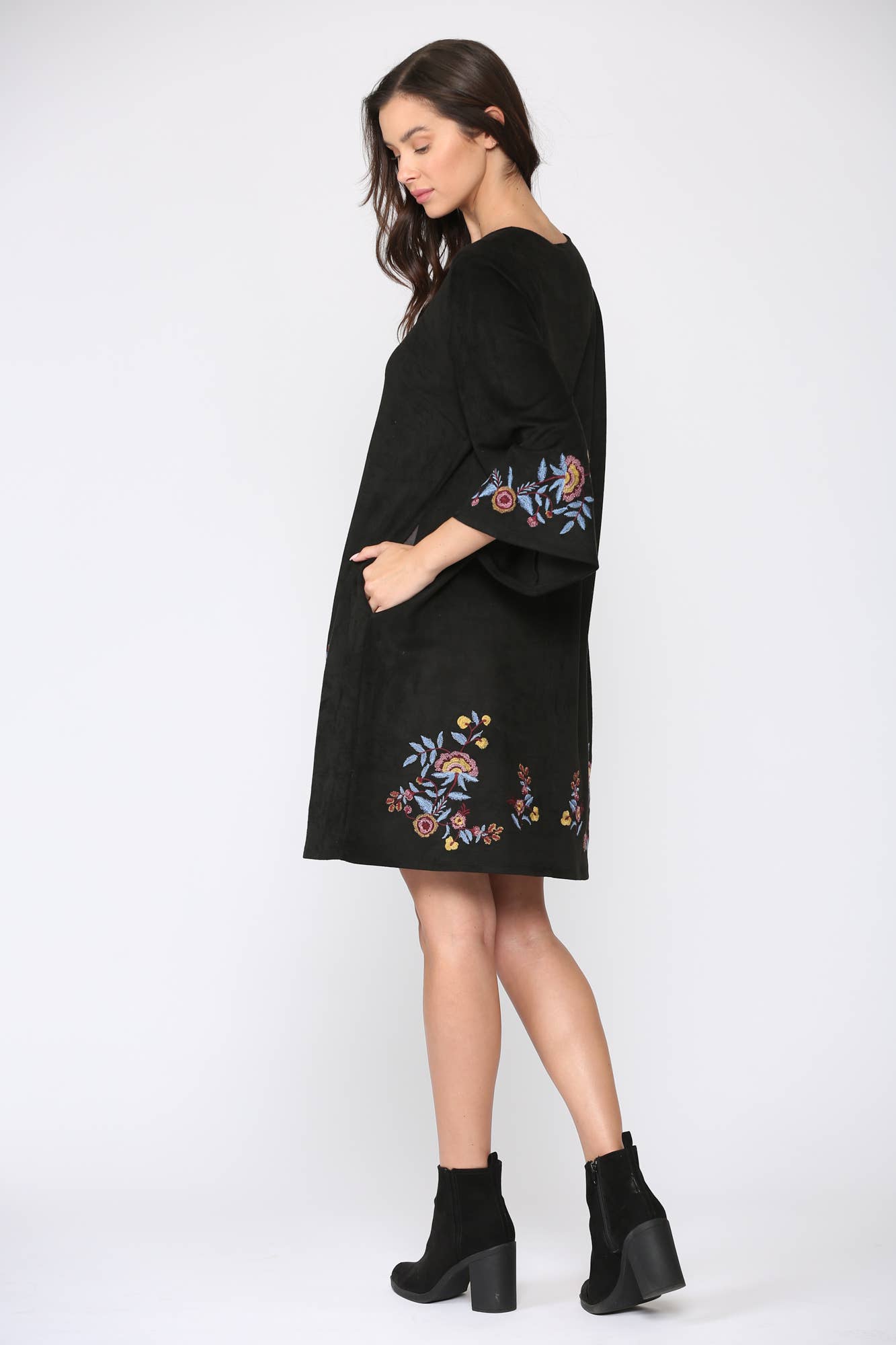 SVART Avery Stretch Mocka Broderad Klänning för wholesale på Faire7