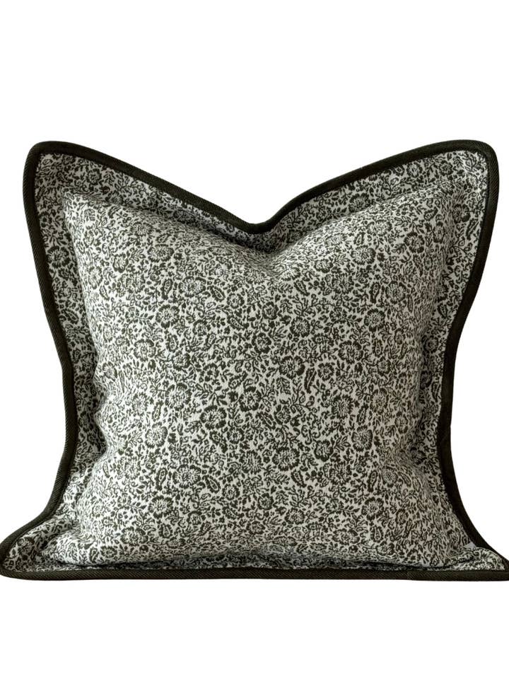 Housse de coussin « Fleur Olive » à bordure florale pour la vente par Ellenvale Trade