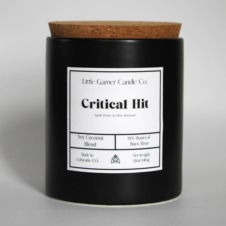 Golpe Crítico - Vela de Cera Negra Mate de 12oz con Mecha de Madera para venta al por mayor de Little Gamer Candle Co.
