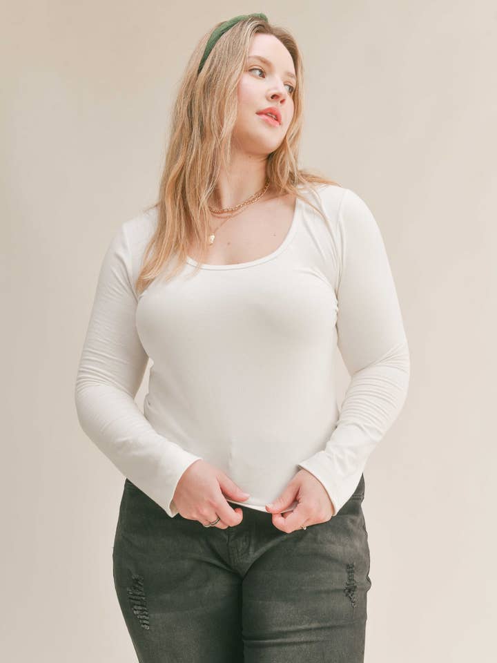 Top of Class Scoop Neck Top: Elfenben för wholesale av Sadie & Sage PLUS