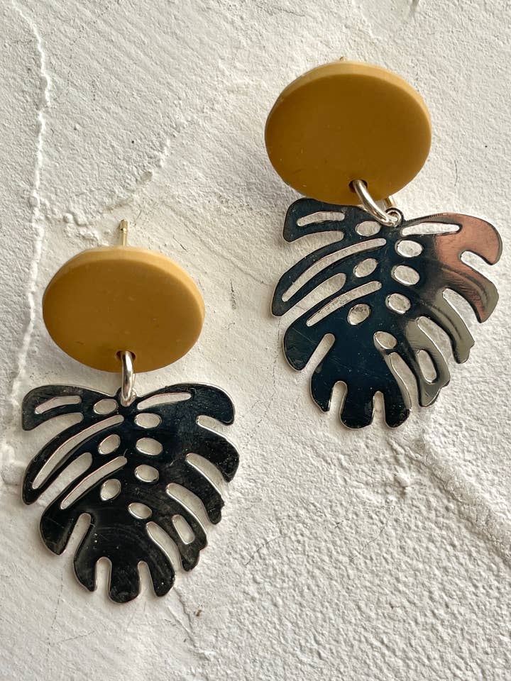 Boucles d'oreilles pendantes hexagonales géométriques en argile polymère fait main (Copie) pour la vente par Alysa Nadeau Designs
