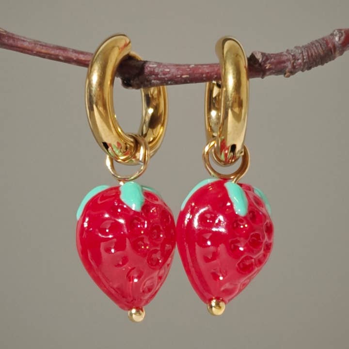 Créoles Lampwork en forme de fraise rouge pour la vente par Vachana