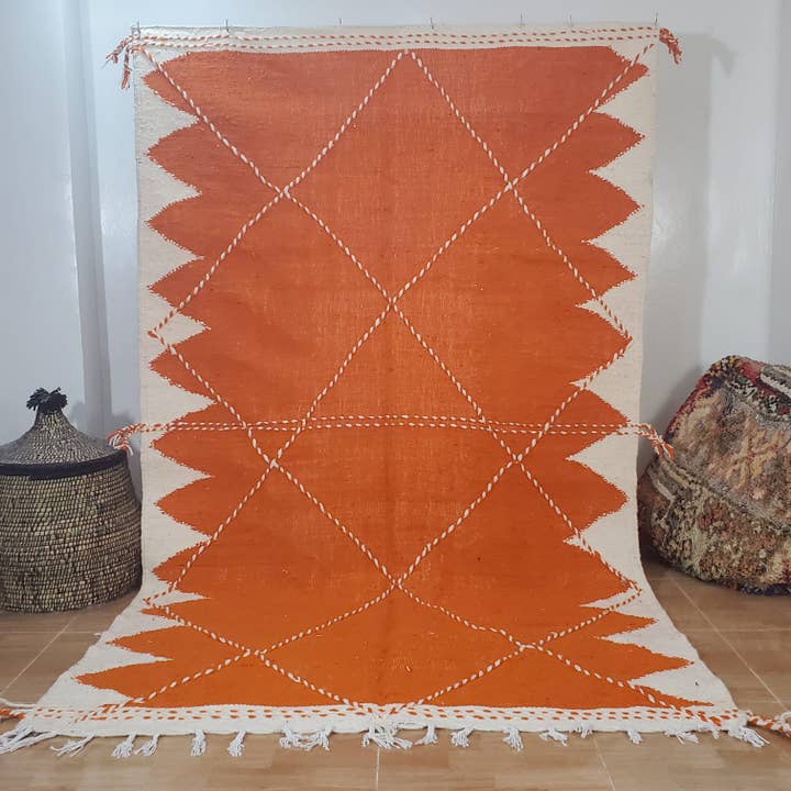 TAPPETI MAROCCHINI 100% FATTI A MANO 150 - 250 cm nr 883 per la vendita all'ingrosso da parte di Maroccarpets Poufs and pillows wholesale +31648976894