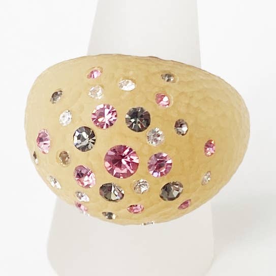 Anello a cupola con cristalli Swarovski colorati in champagne per la vendita all'ingrosso da parte di Gold & Honey